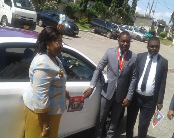 Cyril Onzigui et Jeanne Mbagou à la mairie d'Owendo