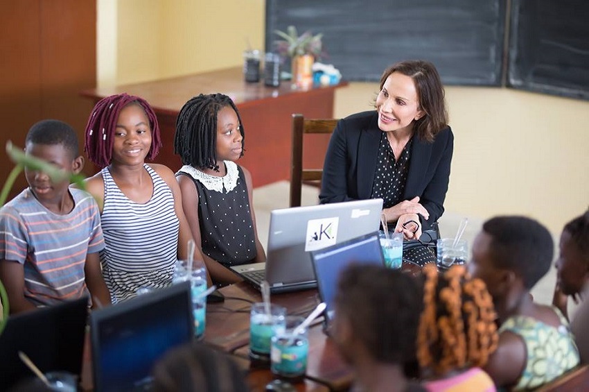 Sylvia Bongo Ondimba et les élèves