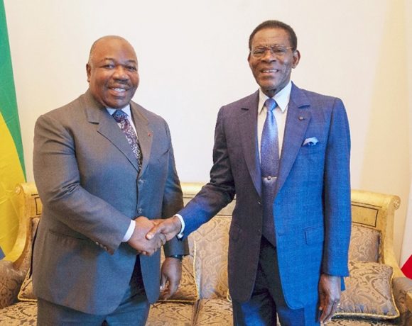 Poignée de mains entre S.E. Ali Bongo Ondimba et S.E. Teodoro Obiang Nguema Mbasogo