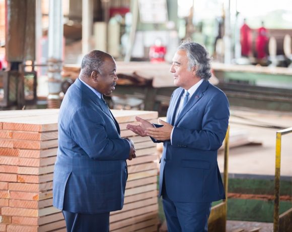 échange entre le président Ali Bongo Ondimba et Francis Rougier à la scierie de Mevang