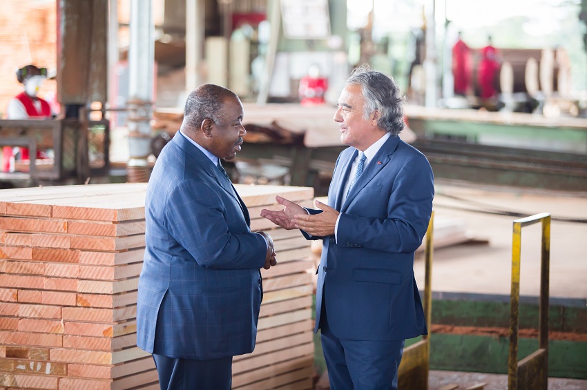 échange entre le président Ali Bongo Ondimba et Francis Rougier à la scierie de Mevang