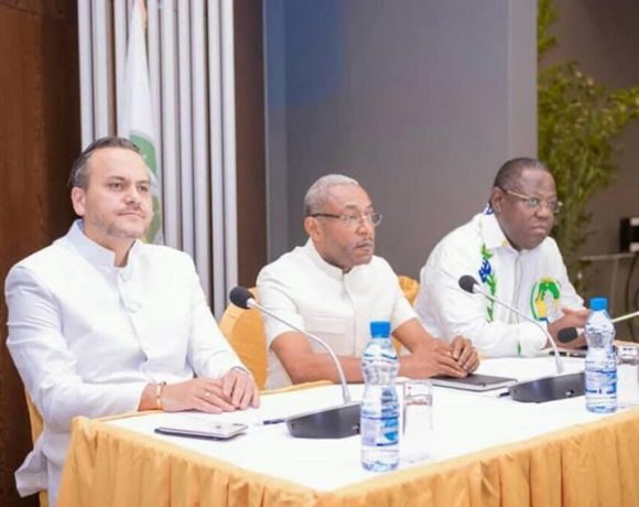 Eric Dodo Boungoundza (milieu) entouré de Brice Laccruche Alihanga et Emmanuel Issoze Ngondet