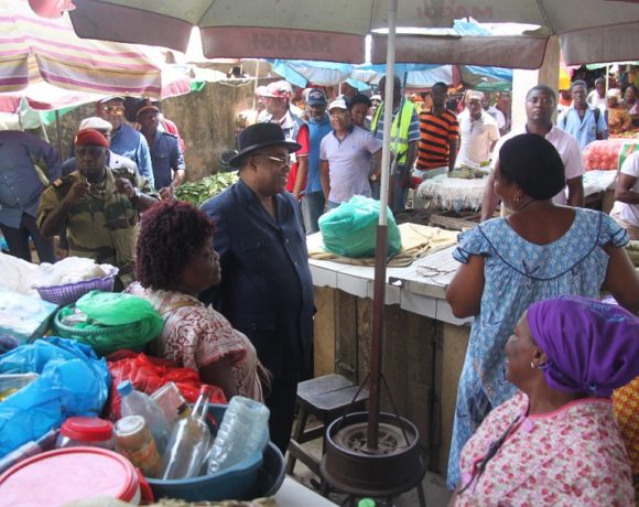 Le Premier ministre échange avec les commerçantes