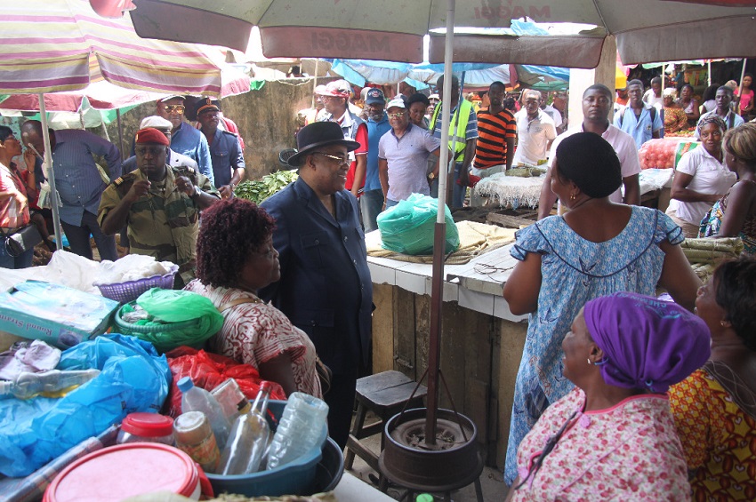 Le Premier ministre échange avec les commerçantes