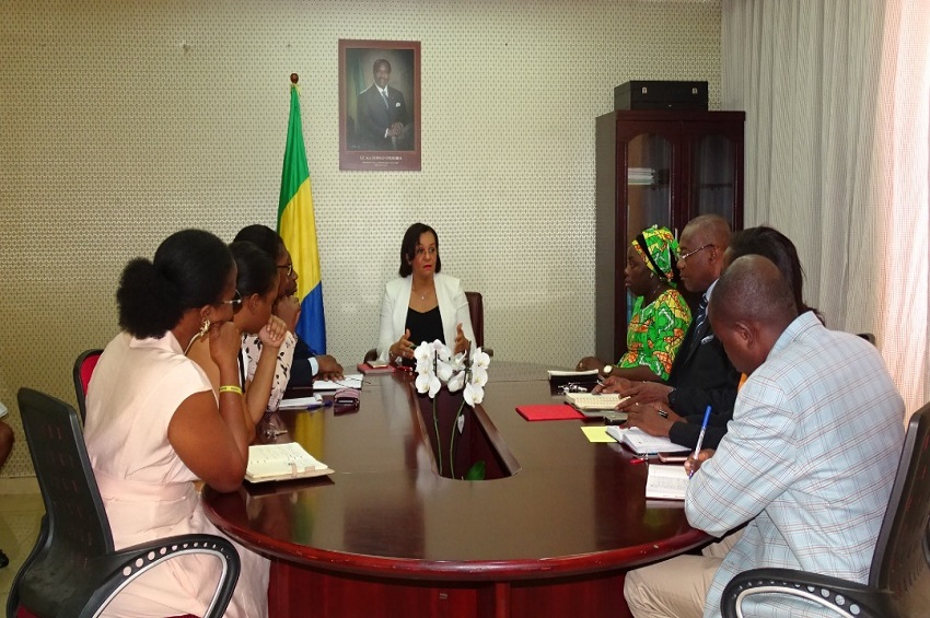 Le ministre Madeleine Berre en séance de travail avec ses collaborateurs