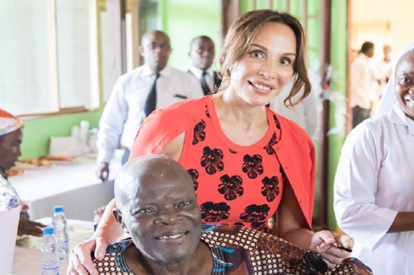 Sylvia Bongo Ondimba aux côtés des aînés