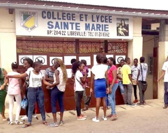 Devant le collège Sainte Marie à Libreville