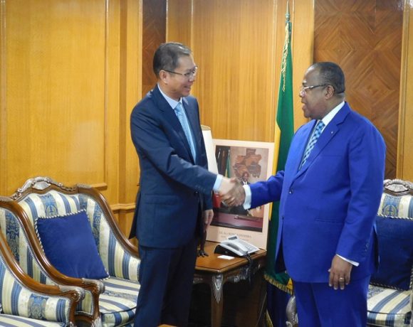 Julien Nkoghe Bekale et l'Ambassadeur de Chine au Gabon