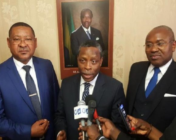 Le chef de la mission du FMI entourés des ministres financiers du Gabon